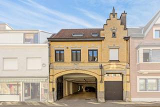 Deze lichtrijke en instapklare bel-etage woning combineert een centrale ligging met comfortabele woonkwaliteit en tal van troeven.

Indeling: Via een  inkomhal komt u binnen in de open leefruimte met geïntegreerde keuken, waar het overvloedige daglicht meteen opvalt. Aansluitend is er een handige berging én een extra ruimte die perfect dienst kan doen als bureau of hobbykamer. Op de bovenverdieping bevinden zich drie volwaardige slaapkamers en een badkamer met zowel bad als douche.

Het zonnig terras biedt volledige privacy – een ideale plek om tot rust te komen of te genieten van een gezellige zomeravond.
Troeven: ruime woning, 3 slaapkamers, zonnig terras, centrale ligging nabij winkels, scholen en openbaar vervoer.

Meer info of een bezoek?
Contacteer Brigitte: 0479/597.004 - brigitte@altro-vastgoed.be