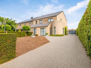 Bent u op zoek naar een ruime woning met een praktische indeling, veel lichtinval en een aangename/centralte ligging? Dan is deze woning aan Bilzerbaan 154 in Veldwezelt zeker een bezoek waard.<br /><br />Dankzij de drie volwaardige slaapkamers, ruime leefruimtes, moderne keuken en onderhoudsvriendelijke buitenruimte biedt deze woning alle comfort voor gezinnen die op zoek zijn naar ruimte en kwaliteit.<br /><br />Gelegen op een mooie locatie in Veldwezelt geniet u hier van een aangename combinatie tussen rust en bereikbaarheid. De woning wordt omgeven door een groen en landelijk karakter. Tegelijkertijd bevinden winkels, scholen, openbaar vervoer en belangrijke verbindingswegen zich op korte afstand. Ook Maastricht (NL) en omliggende gemeenten zijn vlot bereikbaar.<br /><br /><strong>Indeling</strong><br />Via de inkomhal betreedt u de woning en wordt u verwelkomd in een ruime hal met apart gastentoilet. Vanuit de hal komt u terecht in de lichtrijke leefruimte, waar de grote raampartijen zorgen voor een aangename sfeer en een open gevoel.<br />De woonkamer biedt voldoende ruimte voor een gezellige zithoek en sluit mooi aan op het eetgedeelte, waar u geniet van een prachtig uitzicht richting de tuin. Aansluitend bevindt zich de moderne keuken, uitgerust met een stijlvol kookeiland, kwalitatieve toestellen en voldoende werk- en opbergruimte. <br /><br />Op de eerste verdieping bevinden zich drie volwaardige slaapkamers. Dankzij hun mooie oppervlaktes bieden deze kamers verschillende mogelijkheden als slaapkamer, dressing, bureau of hobbyruimte.<br /><br />Verder beschikt de verdieping over een ruime badkamer voorzien van een inloopdouche, dubbele lavabo en toiletruimte. Ook de aansluitingen voor wasmachine en droogkast zijn hier momenteel aanwezig (deze aansluitingen zijn tevens voorzien in de berging op het gelijkvloers). De badkamer beschikt over alle nodige voorzieningen en biedt tegelijk de mogelijkheid om deze verder naar eigen smaak op te frissen.<br /><br />Ook buiten heeft deze woning heel wat te bieden. De volledig aangelegde en verharde buitenruimte zorgt voor een onderhoudsvriendelijk geheel met veel parkeermogelijkheden en ruimte om optimaal van het buitenleven te genieten. Via de toegangspoort bereikt u de achterzijde van het perceel waar zich de ruime garage met elektrische poort bevindt.<br /><br />Daarnaast is de woning voorzien van een praktische kelderruimte, ideaal als extra opslagruimte of voor het bewaren van voorraad.<br /><br /><strong>Troeven van deze woning</strong>
<ul>
<li>Mooie ligging in Veldwezelt (Lanaken)</li>
<li>Ruime en lichtrijke leefruimte met grote raampartijen</li>
<li>Vier volwaardige slaapkamers</li>
<li>Onderhoudsvriendelijke buitenruimte</li>
<li>Ruime oprit met veel parkeermogelijkheden</li>
<li>Garage met elektrische poort</li>
<li>EPC-label B</li>
</ul>
Deze woning vormt een uitstekende opportuniteit voor wie op zoek is naar een ruime en verzorgde woning op een gunstige locatie in Veldwelzelt/Lanaken.<br /><br />Interesse in deze woning? Neem gerust contact op met ons kantoor voor meer informatie of een bezichtiging. <br />Tel. <span><strong>+32 (0)89 23 44 22 </strong></span><br />Mail. <span><strong>info@immoverslegers.be </strong></span>