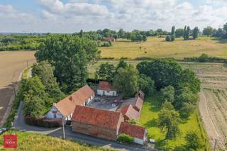 Authentieke hoeve met verschillende volumes palend aan natuurgebied. Er is een residentiële functie aanwezig (geen bestemmingswijziging nodig voor private bewoning).<br />De hoeve staat op de lijst van bouwkundig erfgoed, aarzel niet ons te contacteren omtrent de voorschriften.