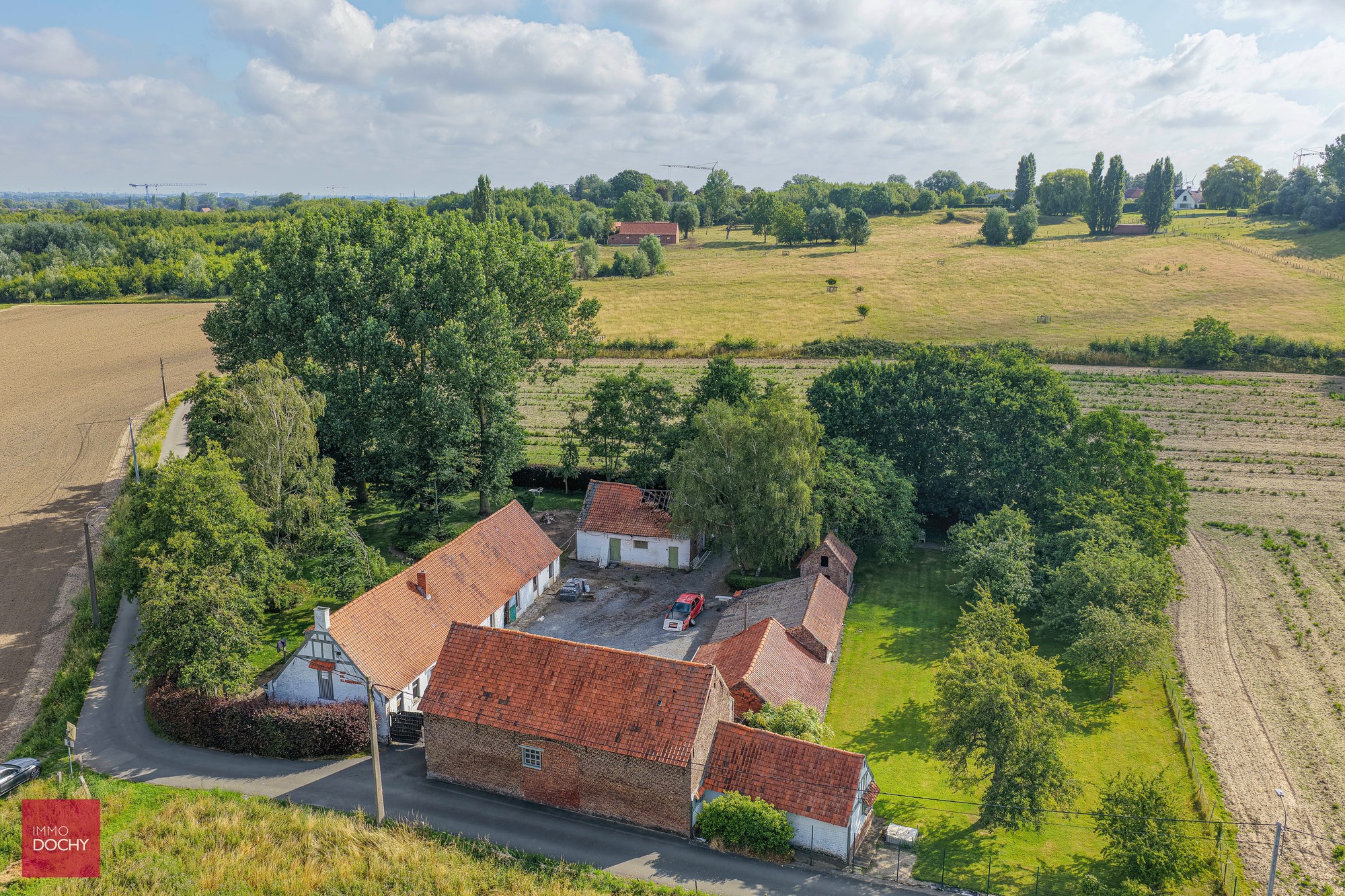 Volledig te renoveren hoeve met verschillende bijgebouwen - foto 3