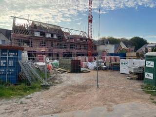 Laatste appartementen in deze residentie te koop! <br />Residentie KASTEELPARK ZUID , deze residentie ligt in het hartje van Berlare, 100 meter ten zuiden van het openbaar Kasteelpark, een locatie gelegen tussen de winkels en de kerk waardoor u werkelijk alles op wandelafstand heeft! Het leuke van dit gebouw is dat het achteraan zijn toegang heeft gevonden in een veilig geluid & verkeersarm straatje! Zowel de grote terrassen, de privatieve tuintjes alsook de garages kennen een mooi open zicht in het groen! De buitengevels van deze residentie zullen worden opgetrokken in een karaktervolle authentieke tijdloze landelijke bouwstijl. Hier zijn zowel 1, 2 alsook 3-slaapkamer appartementen voorzien van zeer veel lichtinval! Het aangename van deze instapklare BEN- appartementen is dat de afwerking in samenspraak met de verkoper gebeurt en hiervoor zijn budgetten bepaald in het lastenboek. M.a.w. : droomt u van uniek en energiezuinig te wonen zowel qua ligging als appartement in een prachtig concept dan is dit beslist iets voor u ! Graag stellen wij u vrijblijvend alle plannen voor van deze allernieuwste parel “Residentie KASTEELPARK ZUID” . Voor meer informatie of een afspraak kan u ons bereiken op 052/41.41.94 of mailen naar info@rosiersderidder.be<br /><br />Referentie: 5245