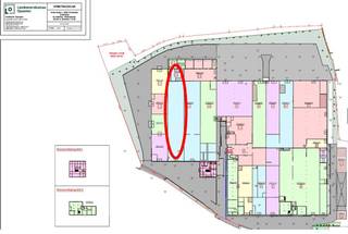 Kenmerken en Afmetingen: * Oppervlakte: 2.200 m² * Afmetingen: ca. 120 meter diep x 18 meter breed * Vrije hoogte: 4,5 meterAfwerking: * Constructie:...