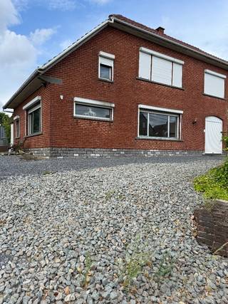 Te renoveren woning, uit de hand te koop.<br /><br />Deze halfopen bebouwing, gelegen in een landelijke omgeving te Petit-Enghien, biedt u een rustige woonst in het groen. De woning werd gebouwd in 1960 en heeft een bewoonbare oppervlakte van 153m2. Het totale perceel is 3000m2 groot en biedt u de mogelijkheid om eventueel (kleine) hofdieren te houden. <br /><br />De woning bestaat uit een inkomhal, kleine kelder, ruime leefruimte, keuken, veranda en tussenhal waar u de trap naar boven betreed. Op de eerste verdieping bevinden zich 3 slaapkamers, een badkamer en een zolderkamer. <br />Er is een zolder aanwezig.<br /><br />Daarnaast bevat dit perceel een vrijstaande garage en een schuur met hooizolder. Achter de schuur staan momenteel twee paardenstallen.<br /><br />Het pand is vlot bereikbaar via de autostrade en invalswegen. Dichtbij winkels, scholen, en het station van Edingen.<br />-----------------------------------------------------------<br /><br />Maison à rénover, à vendre par le propriétaire.<br /><br />Cette maison mitoyenne, située dans un cadre rural à Petit-Enghien, vous offre un cadre de vie paisible et verdoyant. Construite en 1960, elle dispose d'une surface habitable de 153 m². Le terrain totalise 3 000 m² et vous offre la possibilité d'élever éventuellement de (petits) animaux de basse-cour. <br /><br />La maison se compose d'un hall d'entrée, d'une petite cave, d'un spacieux salon, d'une cuisine, d'une véranda et d'un couloir intermédiaire d'où part l'escalier menant à l'étage. Au premier étage se trouvent 3 chambres, une salle de bains et une chambre mansardée. <br />Il y a un grenier.<br /><br />De plus, ce terrain comprend un garage indépendant et une grange avec un grenier à foin. Derrière la grange se trouvent actuellement deux écuries.<br /><br />La propriété est facilement accessible par l'autoroute et les voies d'accès. À proximité des commerces, des écoles et de la gare d'Enghien.