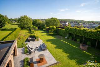 Deze uitzonderlijk ruime villa is rustig gelegen in Itterbeek op een eprceell van +- 19 are, op minder dan 5 minuten van de E40 en met een vlotte verbinding naar Brussel. Dankzij de verhoogde ligging geniet de woning van veel privacy zonder directe inkijk. Bovendien beschikt de villa over een uitstekende energieprestatie met een warmtepomp, centrale verwarming op aardgas, airconditioning, zonnepanelen, een pelletkachel en een gashaard.
Op het gelijkvloers bevinden zich een ruime inkomhal met vestiaire en gastentoilet, een lichtrijke leefruimte met open keuken, een praktische wasplaats met buitendeur, een dubbele garage, een ruime doucheruimte met kleurentherapie en een polyvalente ruimte die kan dienen als slaapkamer, bureau, praktijkruimte of hobbykamer. Dankzij de aparte toegang is deze ruimte ook geschikt voor een vrij beroep of zelfstandige activiteit.
De verdieping omvat een open polyvalente ruimte, een ruime slaapkamer, twee kinderkamers en een mezzanine. Daarnaast beschikt de woning over een afzonderlijke woonvleugel met een tweede leefruimte, een keuken met pelletkachel, een badkamer met bad en douche, een apart toilet, een dressing en een slaapkamer. Deze indeling maakt de woning bijzonder geschikt voor kangoeroewonen, cohousing of inwonende familie.
Op de zolderverdieping bevinden zich een extra mezzanine, momenteel ingericht als fitnessruimte, een zolderruimte en de mogelijkheid om een bijkomende slaapkamer te creëren.
Het terrein is voleldig omheind en afgesloten met een automatische toegangspoort en een afzonderlijk zijpoortje. Er zijn meerdere private parkeerplaatsen, een dubbele garage en een alarmsysteem aanwezig.
De tuin biedt tal van ontspanningsmogelijkheden met een buitenkeuken, een overdekte loungehoek . Daarnaast beschikt het perceel over een afzonderlijk weiland, ideaal voor het houden van dieren.
Troeven
• Rustige ligging nabij E40 en Brussel
• Volledig omheind perceel van ca. 19 are
• Uitstekende energieprestatie
• Warmtepomp, centrale verwarming op aardgas, airconditioning en zonnepanelen
• Pelletkachel en gashaard
• Dubbele garage en meerdere parkeerplaatsen
• Praktijk- of bureauruimte met aparte toegang
• Geschikt voor kangoeroewonen, cohousing of inwonende familie
• Buitenkeuken, jacuzzi en overdekte loungehoek
• Afzonderlijk weiland
• Mogelijkheid tot een bijkomende slaapkamer
Een veelzijdige eigendom met veel woonruimte, privacy en diverse gebruiksmogelijkheden.