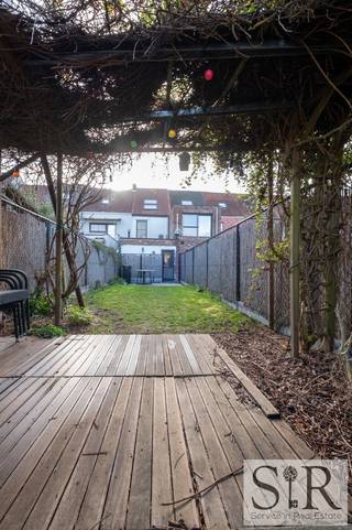 <span>Ben je op zoek naar een rustig gelegen woning met 2 slaapkamers en grote tuin vlakbij Mechelen en alle belangrijke invalswegen en met extra troef het natuur- en wandeldomein Mechels Broek op fietsafstand? Dan is dit exact wat je zoekt! Deze woning geniet van veel lichtinval, heeft twee slaapkamers en bovendien ook een ruime tuin met terras. Ideaal voor wie geniet van rust maar toch alles vlakbij wil hebben.<br /></span><span><br />Indeling: de woning omvat op de gelijkvloers een ruime leefruimte, volledig geïnstalleerde keuken, een recent gerenoveerde badkamer met toilet, ligbad met douche en groot lavabomeubel. Verder heeft de woning een goed onderhouden tuin met terras en tuinhuis. Deze heeft een achteruitgang zodat je een aparte ingang hebt om de tuin te betreden vanop straat. Ideaal voor o.a. je fietsen en je vuilbakken. Op de overige verdiepingen vindt u de 2 slaapkamers.<br /></span><br /><span>Concreet: moderne en zeer gezellige woning met twee slaapkamers en alle comfort gelegen in Muizen met een vlotte verbinding naar de E19 en het openbaar vervoer (bus en trein). Ideaal als investering of om zelf te bewonen. Op amper 10 minuutjes ben je met de fiets in centrum Mechelen of in het natuurdomein Mechelsbroek.<br /></span><span><br /></span><span>Aarzel niet ons te contacteren (telefonisch 015/65.50.05 of per mail info@immosir.be) om een afspraak in te plannen.</span>