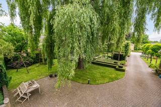 Op een uitstekende locatie in een groene omgeving te Keerbergen bevindt zich deze bouwgrond voor open bebouwing op een perceel van 935m². U bevindt zich hier in een rustige, doodlopende straat tussen de dorpskernen van Putte en Keerbergen en geniet van een uitstekende bereikbaarheid nabij scholen, winkels, het openbaar vervoer en belangrijke invalswegen. <br /><br />Deze bouwgrond biedt tal van stedenbouwkundige mogelijkheden. De render geeft een weergave van een mogelijke woning volgens de geldende bouwvoorschriften conform de verkaveling.<br /><br />- Bouwgrond voor open bebouwing<br />- Enkel eengezinswoning (met inbegrip van zorgwoning toegelaten)<br />- Functies complementair aan het wonen, zoals kantoorfunctie, vrij beroep, dienstverlening, zijn toegelaten<br />- Max. kroonlijsthoogte is 6m,<br />- Dakhelling tussen 25° en 55°<br />- Een garage/bergplaats is toegelaten binnen<br /><br />Contacteer ons voor meer informatie op 0479 13 63 69 of via info@boonstravastgoed.be <br /><br />Bijzonderheden : <br />- Open bebouwing<br />- Groene omgeving<br />- Ruim perceel = 935m²<br /> 