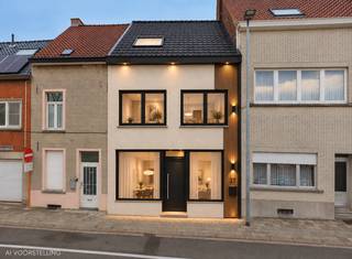 Immo Pické biedt u deze gunstig gelegen woning aan in Halle, in de onmiddellijke omgeving van winkels, scholen, openbaar vervoer, invalswegen en alle voorzieningen. Op de gelijkvloerse verdieping bestaat dit pand uit een grote open ruimte van maar liefst 52 m² die momenteel ingericht is als horecazaak, maar perfect kan omgevormd worden naar grote leefruimte. Achter de leefruimte vindt men nog een grote ingerichte keuken (18 m²), een badkamer, een berging, een sanitaire ruimte en een ruim terras (63 m²). De eerste verdieping bestaat uit een nachthal en 2 grote ruimtes (28 m² en 18 m²), die kunnen ingericht worden als twee grote slaapkamers. Op de tweede verdieping beschikt dit pand nog over een zeer ruime zolder, die ingericht kan worden in nog twee bijkomende slaapkamers of als master bedroom. Momenteel is het pand op het gelijkvloers ingericht als horecazaak, maar dit kan zonder het aanvragen van vergunning omgevormd en gebruikt worden als woning. Het goed zal leeg en vrij zijn bij akte.