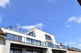 Schitterend afgewerkt appartement met een oppervlakte van maar liefst 134m² op een top locatie in het centrum van Ledegem.<br /><br />U geniet als bewoner van deze schitterende eigendom, opgetrokken met de fijnste technieken, alle moderne comfort en sterke isolatie waarden. <br /><br />Een ruime en lichtrijke leefruimte met open moderne keuken en smaakvolle inrichting. Daarnaast een ruime bergruimte voorzien, met o.a. aansluiting voor wasmachine en heel wat stockage ruimte. Daarnaast nog een apart gastentoilet, de badkamer met inloopdouche, bad, lavabo en toilet en 2 ruime slaapkamers.<br /><br />Via het schuifraam in de woonkamer komen we op het aangename, zuid-oostgericht dakterras van 40m².<br /><br />Centrale verwarming op aardgas en meerbepaald vloerverwarming, hoogrendementsbeglazing en volledig geïsoleerd waardoor dit een zeer energiezuinig appartement zal blijken te zijn. <br /><br />Het appartement werd reeds volledig opgeschilderd en is overal voorzien van moderne verlichtingsarmaturen en gordijnen.<br />Deze penthouse wordt aangeboden met garage.<br /><br />Beschikbaarheid: 01/09/2026<br />Huurprijs: 925 EUR/maand + 70 euro syndic of een totaal van 995 EUR/maand<br />Adres: Rollegemstraat 37/3.1, 8880 Ledegem<br />Onze referentie: DEV5088