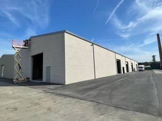 Uitstekend gelegen nieuwbouw opslagruimte van 360 m² te huur op slechts 450 m van de op- en afrit 10 Beernem van de E40.De opslagruimte met een vrije...