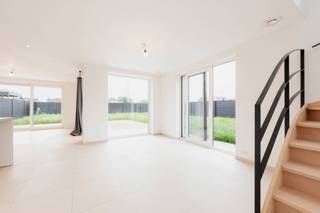 Bent u op zoek naar een energiezuinige, instapklare woning op een rustige locatie? Dan is deze prachtige halfopen nieuwbouwwoning precies wat u zoekt!
De ligging is een absolute troef: rustig gelegen, maar toch vlakbij winkels, scholen, openbaar vervoer en belangrijke invalswegen.
Deze hedendaagse BEN-woning combineert comfort, kwaliteit en een doordachte indeling. Via de inkomhal, voorzien van een apart gastentoilet, betreedt u de ruime leefruimte met grote raampartijen. Deze zorgen voor een aangename lichtinval en biedt een mooi zicht op de charmante tuin. Aansluitend vindt u de volledig uitgeruste keuken met kwalitatieve toestellen en een ruime garage.
Op de eerste verdieping bevinden zich 3 volwaardige slaapkamers, een apart toilet, een berging en een ruime badkamer met dubbele lavabo, een inloopdouche én een ligbad.
Dankzij de kwalitatieve en doordachte afwerking, geniet u van een zorgeloze woonervaring op lange termijn. Dankzij het lage E-peil geniet u van een uiterst energiezuinige woning met lage maandelijkse kosten, ideaal voor wie duurzaam en toekomstgericht wil wonen.
Verder is de woning uitgerust met een regenwaterput van 10.000 liter, ventilatiesysteem type D, 6 zonnepanelen (2490Wp) en vloerverwarming op de gelijkvloers.
Neem gerust contact op voor meer info
tbaete@trevi.be
