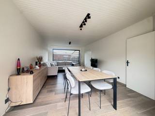 <strong>Wevelgem - Instapklare woning met garage en 3 slaapkamers te koop.</strong><br /><br />Wie op zoek is naar een woning waar comfort en praktisch gemak hand in hand gaan, is hier aan het juiste adres. Gelegen op een uitstekende locatie, combineert deze lichtrijke woning een warme uitstraling met hedendaags wooncomfort.<br /><br />De ruime leefruimte baadt in natuurlijk licht en nodigt meteen uit om te ontspannen.<br />Dankzij de vernieuwde badkamer en de efficiënte condensatieketel hoeft u zich geen zorgen te maken over de eerste jaren - alles is klaar voor gebruik.<br />Bovendien bewijst het gunstige EPC-label dat wonen hier ook energiezuinig en betaalbaar is. De garage vormt de kers op de taart: veilig parkeren of extra opbergruimte, precies zoals u het wenst.<br /><br />Een woning die u gewoonweg moet gezien hebben.<br /><br /><strong>Indeling:</strong><br />Inkomhal, afzonderlijk toilet, badkamer, wasplaats, keuken en woonruimte<br /><u>1ste verdieping:</u> 2 slaapkamers, zolderruimte<br /><u>Extra:</u> garage en zonnig terras<br /><br /><strong>Troeven:</strong><br />+ Gunstige ligging<br />+ Veel natuurlijk licht<br />+ Energiezuinig<br />+ Voldoende bergruimte<br />+ Ruime leefruimte<br /><br />Interesse? Neem vandaag nog contact op voor een bezichtiging!
