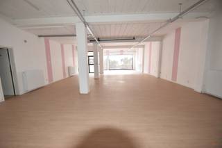 NIEUW: ROYAAL HANDELSPAND (280M²) OP EEN HEROPGEWAARDEERDE TOPLOCATIE IN HOUTHALEN-CENTRUM!Bent u op zoek naar een commerciële ruimte die klaar is...