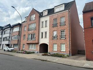 <strong>Gezellig en comfortabel appartement in het centrum van Geel.</strong><br /><br />Het appartement is prima gelegen op wandelafstand van de Markt, vlak bij winkels en openbaar vervoer. Er is ook een goede verbinding met de ringlaan.<br /><br />Het appartement bevindt zich op de eerste verdieping en er is een lift aanwezig.<br /><br />De mooie living heeft achteraan een groot schuifraam met toegang naar het terras. De open keuken is praktisch ingericht met kasten en toestellen (ijskast, combi-oven, diepvries, inductie, dampkap en dubbele spoelbak).<br /><br />Er is een ruime slaapkamer, een moderne badkamer met inloopdouche, een gastentoilet en een berging.<br /><br />Er is een private garagebox inbegrepen in de prijs.<br /><br />Bijzonderheden:<br />- EPC: A-label<br />- Beschikbaarheid: 1/12/2026