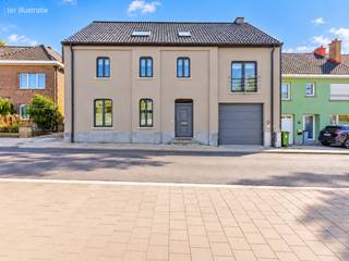 Unieke eigendom met tal van mogelijkheden in het hart van Mere met vlotte verbinding richting E40.<br /><br />Op een absolute toplocatie in het centrum van Mere, op amper 200 meter van het dorpsplein bevindt zich deze uitzonderlijk veelzijdige eigendom. Zoek je een combinatie van wonen en werken, een praktijkruimte, een creatief atelier of een slimme investering voor twee aparte wooneenheden? Dit unieke pand biedt dankzij zijn royale oppervlaktes en flexibele indeling tal van mogelijkheden! Extra troef is de vlotte verbinding met de E40.<br /><br />Gelijkvloers (191 m²): Een enorme, vrij in te richten polyvalente ruimte. Dankzij de valse wanden creëer je hier moeiteloos een kantoor, praktijk of extra wooneenheid.<br />Duplexappartement (205 m²): Een lichtrijke bovenwoning met een royale leefruimte, open keuken, aansluitend terras, wasplaats, 4 volwaardige slaapkamers en een handige zolder.<br />Buitenruimte &amp; Loods (170 m²): Via de private zijdoorgang bereik je de binnenkoer met garage en een indrukwekkende loods. Achteraan ligt een grote, diepe en zonnige tuin waar je in alle rust geniet.<br /><br />Grijp deze vastgoedkans en plan vandaag nog je bezoek en laat je verrassen.
