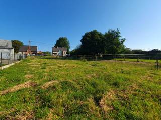 Te koop, prachtig gelegen bouwgrond op een uiterst rustige ligging op de grens van Galmaarden en Geraardsbergen<br /><br />Gelegen tussen de <strong>CONGOBERG</strong> en de <strong>BOSBERG </strong>vinden we deze bouwgrond met een <strong>TOTALE OPPERVLAKTE VAN 565 m²</strong>. Verder geniet deze grond een gunstige <strong>ZUID OOST GERICHTE ORIËNTATIE! </strong>Deze biedt u de mogelijkheid voor het optrekken van een <strong>HALF OPEN BEBOUWING</strong> met <strong>TWEE VOLWAARDIGE BOUWLAGEN </strong>en mogelijkheid tot een bijgebouw en/of <strong>GARAGE. </strong>Dankzij de ligging in <strong>STILTEGEBIED</strong>, kan u genieten van de ultieme rust. <br /><br /><br />Enkele belangrijke parameters:<br /><br />Straatbreedte:  10.83 m<br />Diepte perceel: 50.23 m<br />Totale oppervlakte: 565 m²<br />Kroonlijsthoogte: 6 m<br /><br /> 