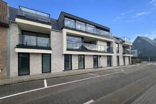 <strong>Mogelijkheid aankoop aan 6% BTW tarief!</strong><br /><br />Dit <strong>energiezuinig</strong> appartement is gelegen in de Kapellestraat op het <strong>gelijkvloers</strong> en geniet van een<strong> ruime privétuin (54,44m<sup>2</sup>)</strong> met mogelijkheid tot het aankopen van een <strong>garage aanpalend aan de tuin</strong>.<br />Daar bijkomend is er de mogelijkheid van er een <strong>extra tuinberging (4,20m<sup>2</sup>)</strong> bij te nemen.<br /><br />Indeling:<br /><strong>Inkomhal </strong>die toegang biedt naar de <strong>2 ruime slaapkamers</strong>, <strong>badkamer</strong> en <strong>gastentoilet</strong>. Verder is er de <strong>woonkamer met open leefkeuken</strong> en <strong>aparte berging</strong>.<br />Dankzij de grote raampartijen is er sprake van <strong>veel natuurlijk lichtinval</strong> en is er een <strong>mooi zicht op de zonnige tuin</strong>. Luxe en wooncomfort staan hierbij op de voorgrond.<br /><br />Het appartement wordt <strong>afgewerkt opgeleverd</strong>, waarbij u als koper de <strong>materialen nog zelf mag bepalen</strong>.<br /><br />Op alle appartementen zijn <strong>zonnepanelen</strong> aangesloten.<br /><br /><strong>Oppervlakte appartement: 94,50m<sup>2</sup></strong>.<br /><br /> 