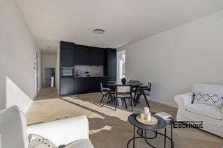 Dit splinternieuwe appartement met LUXE-afwerking bevindt op de derde verdieping zich in een standingvol gebouw met prachtige gevel in modernistische stijl op enkele meters van het strand en de winkelstraat.<br />Indeling: inkomhal, berging, lichtrijke woonkamer met open keuken, badkamer met inloopdouche, toilet en lavabomeubel, 2 slaapkamers en inpandig terras.<br />Het appartement werd met moderne luxe-elementen afgewerkt. Denk maar aan een prachtig visgraatparket, gerectificeerde tegels (1m20 x 1m20), een gepantserde veiligheidsdeur, privatieve verwarming (hoogrendementsketels op aardgas met gsm-module op afstand), kleurvideofonie met gsm-module op afstand, design sanitair, inloopdouches op tegelvloer (geen douchebak), <br />Privatieve kelderberging.<br />In het gebouw is er tevens een ruime fietsenberging met meerdere laadpunten en een gemeenschappelijk dakterras waar men een ganse dag kan genieten van de zon!<br />Verkoop onder registratierechten (geen BTW)!