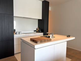 Ce spacieux appartement duplex aux finitions haut de gamme est situé sur l’Eilandje, l’un des quartiers les plus prisés d’Anvers. Le caractère luxueux du bien se ressent dès le hall d’entrée et se poursuit dans chaque détail de l’appartement.<br /><br />Réparti sur deux niveaux, le logement offre une agréable sensation d’espace. Le premier étage comprend un vaste séjour avec cuisine ouverte sur mesure, équipée d’appareils de qualité supérieure. Grâce aux grandes baies vitrées, vous accédez à une terrasse d’environ 10 m² offrant une vue exceptionnelle sur le MAS et la marina.<br /><br />Un escalier intérieur mène à l’espace nuit situé au deuxième étage. Celui-ci se compose de deux chambres spacieuses donnant sur la calme Adriaan Brouwerstraat. Chaque chambre dispose de sa propre salle de bains élégante : la première avec baignoire et douche à l’italienne, la seconde avec douche à l’italienne.<br /><br />Une cave privative est comprise dans le prix de location.<br /><br />Une place de parking dans le garage souterrain est disponible en supplément pour 160 € par mois.<br /><br />Charges communes : 150 € par mois.<br />Provision pour le chauffage et l’eau chaude : 120 € par mois.<br />L’eau froide et l’électricité sont à souscrire individuellement par le locataire.<br /><br />Disponible à partir du 1er septembre 2026.