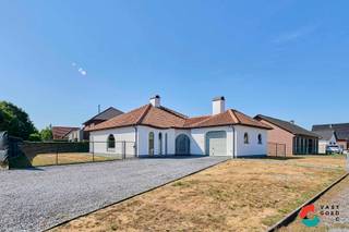 Goed onderhouden gezinswoning met 3 slaapkamers op een zeer goede locatie dicht bij centrum van Hechtel en in een rustige wijk. Deze woning gebouwd in 1995 biedt 3 slaapkamers, ruimtelijke living die direct in verbinding staat met de keuken en het terras. Door de gelijkvloerse badkamer en slaapkamer is dit een levensloopbestendige woning waar je met gemak vele jaren kunt vertoeven. Wat de locatie van deze woning zo uniek maakt is hoe deze gelegen is tussen Eindhoven en Hasselt, met een vlotte aansluiting op de belangrijkste verbindingswegen. <br /><br />De indeling van de woning is als volgt: <br />GELIJKVLOERS: <br />- INKOMHAL<br />- TOILET<br />- LIVING <br />- EETKAMER<br />- KEUKEN<br />- NACHTHAL<br />- SLAAPKAMER<br />- WASRUIMTE/BERGRUIMTE<br />- GARAGE<br /><br />EERSTE VERDIEPING:<br />- OVERLOOP<br />- SLAAPKAMER 2<br />- SLAAPKAMER 3<br />- BERGING<br />- DRESSING<br /><br />KELDER:<br />- BERGING EN CV RUIMTE <br /><br />TUIN en BUITEN<br />- TERRAS<br />- OPRIT<br />- OMHEIND<br /><br />BELANGRIJKE TROEVEN:<br />- Geen renovatieverplichting <br />- Parketvloer in de living <br />- Inpandige garage met kelder <br />- Levensloopbestendig <br />- Zeer goede staat van onderhoud <br />- EPC: C 252 kWh/ (m² jaar)<br />- 206 m² bruikbaar oppervlakte<br />- Geen asbest aanwezig <br />- Gezellige buurt met goed onderling contact