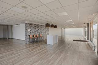 We zijn verheugd dit uitzonderlijk pand met commerciële uitstraling, perfect gelegen aan één van de belangrijkste kruispunten van de...