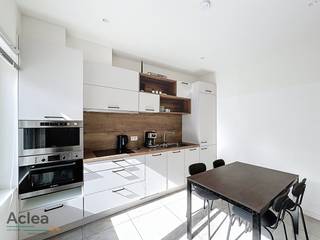In de Raverschootstraat kan u deze gerenoveerde woning terugvinden, dichtbij de nodige faciliteiten. <br /><br />Indeling: <br />Gelijkvloers: inkomhal, keuken met de nodige toestellen, woonkamer met aansluitend een berging, eetkamer, badkamer en apart toilet. <br />Eerste verdieping: 2 slaapkamers<br />Tweede verdieping: 2 slaapkamers<br /><br />Achteraan de woning is er een stadskoer en na het kruisen van een gemeenschappelijke doorgang is er een privatieve tuin met opslagruimte. <br /><br />De woning is vrij per direct. <br /><br />Interesse? Aarzel dan niet ons te contacteren via vastgoed@aclea.be. 