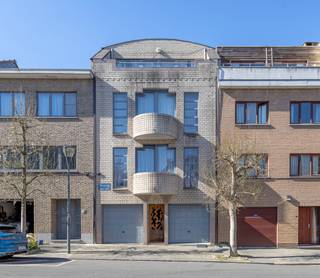<p>Ruime duplex appartement met twee slaapkamers, terras en tuin. <br />Rustig gelegen aan de achterzijde van een recent en wel-onderhouden gebouw.<br /><br />Met slechts 4 appartement en het bouwjaar 1998 is dit ruim appartement uiterst geschikt als investering met stabiele huuropbrengst of voor eigen bewoning.</p><p>De leefruimte op niveau van het terras en de tuin is voorzien van een geinstalleerde en ruime keuken. Naast de keuken is een praktische bergplaats/washoek voorzien.</p><p>Op de verdieping zijn twee slaapkamers (12m² - 8m²) met zicht op de tuin en één badkamer met douche in het ligbad. </p><p>Het appartement is praktisch ingedeeld en is volledig gelegen aan de achterzijde van het gebouw. </p><p></p><p>Voorts is er een apart toilet voorzien, degelijke aluminium raamprofielen, een recente condenserende aardgasketel en zal de elektrische installatie conform AREI afgeleverd worden. </p><p></p><p>Bovendien geniet de koper de mogelijkheid een dubbele garage (24m²), vooraan het gebouw, mee aan te kopen voor de prijs van 35.000 euro.<br /><br />Het appartement is op heden stabiel verhuurd aan 930 euro per maand excl. bijdrage aan de maandelijkse lasten door de huurder.</p><p></p><p>EPC 282 kWh/m² jaar</p><p>Klasse F</p>