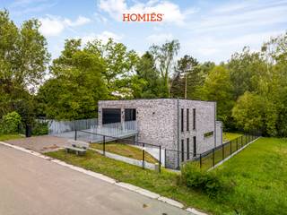 Aan de Dreefstraat 11 in Bierbeek bevindt zich deze uitzonderlijk afgewerkte villa uit 2025, waar architectuur, comfort en energiezuinig wonen...
