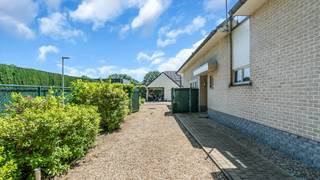 Welkom op de Schaapsdries 34 in Genk.<br /><br />Bent u op zoek naar een open bebouwing op een gunstige en gegeerde locatie in Genk (Bret)?<br />Bent u op zoek naar een woning dewelke u als kangeroewoning kan gebruiken?<br />Dan is deze bijzondere houtskelet woning precies wat u zoekt!<br /><br />Dankzij de doordachte indeling biedt deze woning de mogelijkheid om volledig gelijkvloers te wonen, ideaal voor wie toekomstgericht wil genieten van optimaal wooncomfort.<br /><br />Daarnaast leent de woning zich uitstekend tot het creëren van een kangoeroewoning of zorgwoning, waardoor één of twee gezinnen onder één dak kunnen wonen met behoud van hun privacy.<br /><br />Deze ruime en instapklare woning werd gebouwd in 2002.<br />De bewoonbare oppervlakte bedraagt maar liefst 268 m².<br />Het perceel van deze open bebouwing is 9a 57ca groot.<br /><br />Ontdek de mogelijkheden van deze unieke woning alvast via de AI videoreportage:<br />👉 https://player.vimeo.com/video/1199736183<br /><br />Troeven van de woning:<br />✔ Populaire en residentiële ligging (Bret)<br />✔ Mogelijkheid tot volledig gelijkvloers wonen<br />✔ Potentieel voor een zorgwoning/kangeroewoning<br />✔ Goed geïsoleerd: B-label - 161 kWh/(m² jaar)<br />✔ Woonoppervlakte: 268 m²<br />✔ Een volledig omheind perceel<br />✔ Zwembad aanwezig in een aangename buitenomgeving<br />✔ 5 slaapkamers<br />✔ Ruime garage en carport aanwezig<br /><br />Indeling<br />Kelder :
<ul>
<li>Bergruimte</li>
</ul>
Gelijkvloers: <br />Het gelijkvloers is functioneel ingedeeld en geniet van veel lichtinval.<br /><br />Samenstelling:
<ul>
<li>Inkomhal met aparte toilet</li>
<li>Woonkamer</li>
<li>Eetkamer </li>
<li>Volledig ingerichte keuken </li>
<li>Badkamer 1</li>
<li>Slaapkamer 1</li>
<li>Wasplaats/bijkeuken</li>
<li>Garage</li>
</ul>
Verdiep 1: 155 m² <br />De aanwezigheid van vier slaapkamers en twee badkamers maakt de woning geschikt voor een breed publiek.<br /><br />Samenstelling:
<ul>
<li>Nachthal</li>
<li>Slaapkamer 2 met keukentje</li>
<li>Slaapkamer 3 / ontspanningsruimte</li>
<li>Slaapkamer 4 met bijhorende dressing</li>
<li>Slaapkamer 5 met badkamer </li>
<li>Badkamer</li>
<li>Berging</li>
</ul>
Tuin:<br />Het perceel is volledig omheind en biedt een aangename en rustige buitenruimte.<br />De tuin is volledig aangelegd en beschikt over zwembad waar u in alle privacy kan genieten van het buitenleven.<br />Daarnaast beschikt deze woning over een ruime garage en carport, waardoor er voldoende opslagruimte aanwezig is.<br />De tuin is is noord/oostelijk zon georiënteerd.<br /><br />Documenten<br />Het grondplan, het EPC-verslag, de elektrische keuring en het inplantingsplan kan u eenvoudig downloaden in bijlage.<br /><br />Interesse in een bezichtiging?<br />Bel ons via 089 391 555 of mail naar info@frerevastgoed.be.<br /><br />* Opmetingen van de binnenmaten zijn indicatief en kunnen licht afwijken.