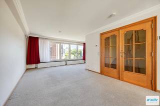 Aangename woning residentieel gelegen in een rustige woonstraat in groene omgeving. De woning beschikt over een lichtrijke leefruimte in L-vorm, een functionele keuken, 2 slaapkamers en een bureau. Zolder, kelder en garage aanwezig.<br />Mooi terras met aansluitend zicht op de tuin met tuinhuis en serre, een fijne plek om in alle privacy tot rust te komen. Vlotte bereikbaarheid richting Brussel en Leuven, scholen, winkels, openbaar vervoer, luchthaven en NATO. Dit is een interessante opportuniteit voor wie op zoek is naar een goed gelegen woning die naar eigen smaak kan worden opgefrist of gerenoveerd. Lage EPC, elektriciteit conform.
