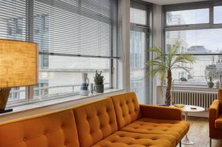 Zeer centraal gelegen in de Bloemenstraat 32, te Brussel, nabij het Begijnhof en de Brouckèreplein, mooi penthouse appartement te koop op de...