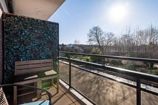 Dit stijlvol gerenoveerde appartement met een bewoonbare oppervlakte van ca. 110 m² is centraal, doch rustig gelegen in Schoten. Gelegen in een goed onderhouden gebouw met lift, combineert dit appartement comfort, ruimte en een hoogwaardige afwerking.<br /><br /><strong>Indeling</strong><br />Via de ruime inkomhal met ingemaakte vestiairekast en apart gastentoilet (met handenwasser) betreedt u het appartement.<br /><br />Achter een elegante glazen deur bevindt zich de riante en lichtrijke woonkamer, afgewerkt met een keramische parketvloer, die zorgt voor een warme en tijdloze uitstraling.<br />De open leefkeuken is hyper-geïnstalleerd en voorzien van kwaliteitsvolle toestellen van AEG en Novy, waaronder een vaatwasser, zelfreinigende oven, koelkast, diepvriezer, inductiekookplaat en dampkap.<br /><br />De badkamer is ruim en stijlvol ingericht met een inloopdouche en een lavabomeubel met spiegelkast.<br /><br />Verder beschikt het appartement over twee volwaardige slaapkamers, eveneens afgewerkt met een doorlopende keramische parketvloer. Achteraan bevindt zich een terras aan de tweede slaapkamer, terwijl u vooraan geniet van een balkon aan de woonkamer.<br /><br />Tot slot is er een privatieve kelderberging en een ondergrondse garage welke verplicht erbij aan te kopen is voor € 25.000.<br /><br /><strong>Bijzonderheden</strong><br />+ Volledig en stijlvol gerenoveerd (2019)<br />+ Nieuwe ramen met vliegenramen<br />+ Centrale, doch rustige ligging<br />+ Goed onderhouden gebouw met lift<br />+ Ruim en lichtrijk appartement<br />+ Ondergrondse garage en kelderbering<br />Bew. opp. volgens EPC