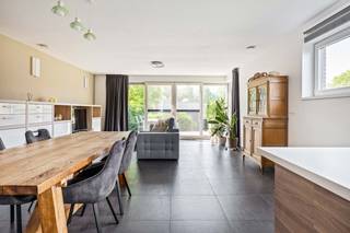 Dit ruim, instapklaar appartement is gelegen op een gegeerde en uiterst residentiële locatie in Wijnegem. U bevindt zich nabij openbaar vervoer, winkels, scholen en het centrum van Wijnegem. <br /><br />We betreden het appartement via privatieve inkom. Deze brengt ons naar de ruime leefruimte waar de grote raampartijen en het halfopen karakter van de woonst, zorgen voor een aangename lichtinval. De open, volledig geïnstalleerde keuken sluit hier naadloos op aan en is uitgerust met een 5 pits gasvuur, oven, microgolfoven, combi-oven, dampkap, spoelbak met verlek, vaatwasser en een koelkast. Vanuit de leefruimte hebben we rechtstreeks toegang tot het gezellige en zonnige zuid-terras met tuin, de ideale plek om te genieten van een BBQ met vrienden of familie.<br /><br />Op het gelijkvloers bevinden zich verder een apart toilet, een bureauruimte alsook een praktische berging. <br />Achteraan deze woonst vinden wij nog een extra dubbele berging of garage van 40 m² terug. <br /><br />De souterrain omvat maar liefst vier slaapkamers (14,5m² / 9m² / 8,5m² / 8m²) alsook de badkamer met inloopdouche, hangtoilet en dubbele lavabo.<br />Daarbovenop is er een extra berging en een technische ruimte met aansluiting voor wasmachine aanwezig.  <br /><br />Ook op vlak van energiezuinigheid scoort deze woonst uitstekend. Het beschikt over vloerverwarming, 12 zonnepanelen, ventilatiesysteem type D en een regenwaterput van 10.000 liter die is aangesloten op de toiletten. <br /><br />Als extra troef is er een achtergelegen grond (4.000 m²) dewelke mee aangekocht dient te worden aan € 45.000, wat heel wat mogelijkheden biedt. Momenteel is deze voorzien van volwassen wijnranken en een uitgebreide moestuin.  <br /><br />Pluspunten:<br />- 4 slaapkamers<br />- ruim appartement<br />- zonnig terras en tuin<br />- uitstekende staat en instapklaar<br />- garage/berging (42,5m²)<br />- regenwaterput (10.000 liter)<br />- videofoon<br />- 12 zonnepanelen<br />- EPC A<br />- aanhorende grond bij aan te kopen (€ 45.000) <br />- centrale locatie in Wijnegem<br /><br />Interesse in deze instapklare woning? Contacteer ons via 03 337 50 70 of info@vbvastgoed.be voor meer info of een afspraak. 