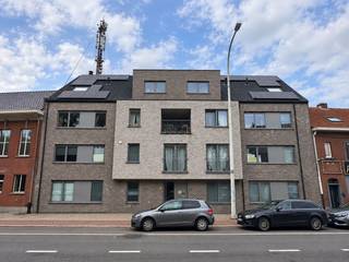 <p>Deze penthouse gelegen op de derde verdieping is zowel toegankelijk met de lift als met de trap.<br /><br />De penthouse bestaat uit een ruime lichtrijke leefruimte met toegang tot het terras van +/- 30 m², ook is er een open keuken aan deze leefruimte die voorzien is van elektrische kookplaat, dampkap, vaatwasser, lavabo en ijskast. Verder is er één slaapkamer van +/- 14 m² en een ruime badkamer met inloopdouche, lavabo, handdoekradiator en toilet. Er is ook een ruime technische ruimte met aansluiting voor wasmachine die tevens kan dienen als opslagruimte.<br /><br />Meters gas, water en elektriciteit individueel.  <br />Parkeerplaats op verdieping -1 verplicht bij te huren aan €80,00 per maand (mogelijkheid om nog extra plaatsen te huren).<br />Maandelijkse gemeenschappelijke kosten €60,00.<br />Zonnepanelen aanwezig voor het gebouw. <br /><br />Beschikbaar vanaf 1 januari 2027. </p>