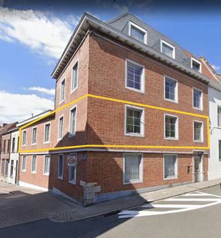 Graag bieden wij u dit zeer ruime appartement aan, gelegen in het historisch centrum van Edingen, nabij winkels, restaurants, kasteelpark, apotheek en met een goede bereikbaarheid dankzij het openbaar vervoer in de onmiddellijke omgeving.
Het appartement is ingedeeld als volgt: inkomhal, grote leefruimte met open, volledig ingerichte keuken en aanpalende ruime wasplaats/berging.
De nachthal geeft toegang tot drie slaapkamers (waarvan één met dressing en badkamer), een gastentoilet, een tweede badkamer en een bureau.
U kan genieten van veel lichtinval en van authentieke elementen, een massieve parketvloer en volhouten deuren.
De elektrische installatie is conform tot 2033 en het appartement beschikt over een energiezuinig EPC met label B. 
Ook voor investeerders is dit een interessant pand dankzij het mooie rendement. Voor meer info of bezoek contacteer Sophie 0496/71.50.59