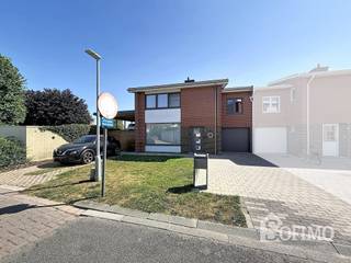 <h1><span>Instapklare halfopen woning te Ieper met 5 slaapkamers, garage en ruime tuin.</span></h1><h1><span> </span></h1><h1><span>Deze instapklare halfopen woning in Ieper biedt alle ruimte voor het hele gezin en is als volgt ingedeeld:</span></h1><h1><span> </span></h1><h1><span>Gelijksvloers</span></h1><h1><span>Op de begane grond vindt u een lichtrijke woonkamer, een volledig ingerichte keuken, een praktische berging, een gastentoilet en een garage met extra opbergruimte en toegang tot de tuin.</span></h1><h1><span> </span></h1><h1><span>Eerste verdieping</span></h1><h1><span>op deze verdieping bevinden zich maar liefst 5 slaapkamers en een badkamer met douche en toilet.</span></h1><h1><span> </span></h1><h1><span>Buitenruimte</span></h1><h1><span>Buiten kunt u genieten van een ruime </span><span>zuid gerichte tuin</span><span> met tuinhuisje en een grote carport, ideaal voor een mobilhome of 2 wagens.</span></h1><h1><span> </span></h1><h1><span>Een belangrijke meerwaarde is het </span><span>dak</span><span> dat in 2024 volledig werd</span><span> vernieuwd.</span></h1><h1><span> </span></h1><h1><span>Troeven</span><span>: </span></h1><h1><span>- 14 zonnepanelen</span></h1><h1><span>- Spouwmuurisolatie </span></h1><h1><span>- Vernieuwd dak (2024)</span></h1><h1><span>- EPC B</span></h1><h1><span>- Ruime zonnige tuin </span></h1><h1><span>- Grote carport</span></h1>