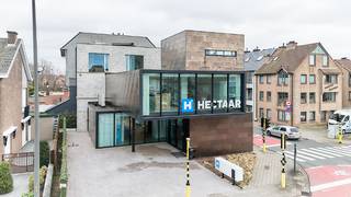 Hectaar verhuist en biedt een uitzonderlijke kans: ons recent ontworpen kantoorgebouw, gelegen langs de Westlaan in Roeselare, is te huur of te koop. Dit kantoor is een architecturaal meesterwerk, gecreëerd door CAAN architecten, en is een ware eyecatcher in het lokale straatbeeld.<br /><br />Bijzondere kenmerken:
<ul>
	<li>Opvallend ontwerp: Het gebouw trekt de aandacht door zijn strakke kubusvormen, zinken beplating en grote glaspartijen, wat zorgt voor een moderne en professionele uitstraling.</li>
	<li>470 m² bruikbare vloeroppervlakte: Perfect voor bedrijven die behoefte hebben aan ruime, functionele werkplekken.</li>
	<li>40 m² extra berging/archiefruimte: Handig voor opslag of administratie.</li>
	<li>Parkeergelegenheid voor de deur: Voor medewerkers en bezoekers. Daarnaast is er extra parkeerruimte te huur vlakbij in de Ieperstraat.</li>
	<li>Energiezuinig en modern: Uitgerust met de nieuwste technieken voor een comfortabele en duurzame werkomgeving.</li>
	<li>Licht en ruimtelijk: De vele glaspartijen zorgen voor een overvloed aan natuurlijk licht, wat de werkomgeving zowel aangenaam als productief maakt.</li>
	<li>Instapklaar: Het kantoor is volledig ingericht en klaar voor gebruik.</li>
	<li>Zonnige tuin: Voor een ontspannen lunchpauze of informele vergaderingen in de buitenlucht.</li>
</ul>
Waarom kiezen voor dit kantoor? Ben je op zoek naar een moderne, energiezuinige en prachtig ontworpen werkplek op een zichtlocatie in Roeselare? Dit gebouw biedt alles wat je nodig hebt voor een inspirerende en productieve werkomgeving.<br /><br />Kom langs en ontdek het zelf! We geven je graag een rondleiding om je het volledige potentieel van dit unieke kantoor te tonen.<br /><br />Interesse? Neem vandaag nog contact met ons op en zet de eerste stap naar jouw nieuwe werkplek!