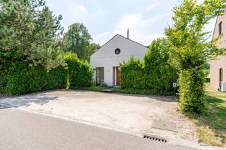 <p><span>Architectural villa offering a unique living experience</span></p><p><span>Some homes are built to live in, others to experience. This exceptional architect-designed villa from 1993 undoubtedly belongs to the latter category.</span></p><p><span>Set on a 664 m² lot, this home offers 172 m² of living space, where space, light, and architecture complement each other perfectly. From the very first moment, the impressive living space catches your eye, where the generous ceiling height, large windows, and refined choice of materials create an exceptional atmosphere. The interior and exterior blend seamlessly thanks to the direct connection to the terrace and the lush garden.</span></p><p><span>At the heart of the home, the distinctive concrete spiral staircase serves as an architectural focal point, while the combination of exposed concrete, glass, and warm wooden floors creates a timeless aesthetic. The open living space also features a stylish, integrated work or reading nook—ideal for those who want to work comfortably from home without compromising the home’s open character.</span></p><p><span>The sleek, fully equipped kitchen complements the minimalist architecture perfectly and is designed with an eye for functionality and simplicity.</span></p><p><span>Upstairs, there are three bedrooms and a spacious bathroom with a bathtub and double sink.</span></p><p><span>The exterior of this home also exudes tranquility. The well-maintained garden forms a green oasis of privacy and features a charming pond that can easily be converted into a swimming pool if desired, allowing you to fully enjoy the outdoors.</span></p><p><span>With an EPC rating of C, a distinct architectural identity, and unique natural light, this villa is a rare opportunity for those seeking a home with character, quality, and a timeless appeal.</span></p><p><span>Highlights</span></p><ul><li><span>Architectural villa with a unique design</span></li><li><span>Living area: 172 m²</span></li><li><span>Lot size: 664 m²</span></li><li><span>3 bedrooms</span></li><li><span>Impressive living space with an integrated work area</span></li><li><span>Large windows and exceptional natural light</span></li><li><span>Modern, sleekly finished kitchen</span></li><li><span>Pond with the potential to be converted into a swimming pool</span></li><li><span>Built in 1993</span></li><li><span>EPC rating: C</span></li></ul><p><span><br /> </span></p>