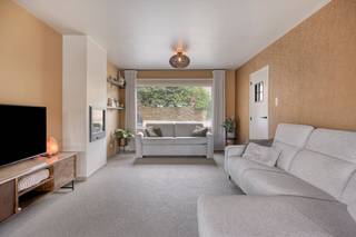 Deze ruime open bebouwing is gelegen in de Hagelandstraat 62 te Halen en bevindt zich op een prachtig perceel van maar liefst 28a23. De woning heeft een bewoonbare oppervlakte van 183 m² en werd oorspronkelijk gebouwd in 1973, maar werd in 2014 volledig gerenoveerd, waardoor ze vandaag een aangenaam en eigentijds wooncomfort biedt.<br /><br />Via de inkomhal komt u terecht in de gezellige woonkamer, die mooi aansluit op de open keuken. Vanuit de leefruimte is er rechtstreeks toegang tot het verhoogde terras, waar u in alle rust kunt genieten van het mooie zicht op de ruime en groene tuin. <br /><br />Op het gelijkvloers bevindt zich daarnaast een badkamer met wc en een extra kamer die naar eigen wens kan worden ingericht als slaapkamer, bureau, hobbyruimte of polyvalente ruimte. De eerste verdieping beschikt over twee slaapkamers en een praktische bergruimte.<br /><br />Een bijkomende troef van de woning is dat ze volledig onderkelderd is. De kelderverdieping biedt heel wat praktische bergruimte en beschikt bovendien over een garage en een afzonderlijke wc.<br /><br />In de tuin bevindt zich een verwarmde zwembad, dat dankzij de aanwezige overkapping zowel in de zomer als in de winter gebruikt kan worden. Zo kunt u het hele jaar door genieten van een ontspannen moment in en rond het zwembad.<br /><br />Dankzij het ruime perceel, de groene omgeving, het verwarmde zwembad met overkapping, de volledige renovatie en de verschillende gebruiksmogelijkheden is deze woning een unieke opportuniteit voor wie op zoek is naar een ruime en vrijstaande woning met veel comfort, privacy en ontspanningsmogelijkheden in Halen.<br /><br />De eigendom wordt aangeboden via de Pre-sale formule. Op 24/09/2026 tussen 15:00 en 19:00 kan u het huis op afspraak komen bezichtigen en een bod uitbrengen. De vermelde prijs is een instelprijs. Voor meer info, gelieve contact op te nemen met de dossierverantwoordelijke.<br /><br />Bestuursmaatregelen in het maatregelenregister: nee