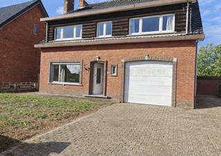 <p>Deze <strong>zeer ruime open bebouwing</strong> uit <strong>1963</strong> bevindt zich op een mooi perceel van <strong>835 m²</strong> en biedt een <strong>bewoonbare oppervlakte van maar liefst 230 m²</strong>. De woning is ideaal voor wie op zoek is naar een solide basis met veel ruimte, een grote tuin en diverse uitbreidingsmogelijkheden.</p>
<p><strong>Indeling & ruimtes</strong></p>
<p><strong>Gelijkvloers</strong></p>
<ul>
<li>Inkomhal</li>
<li>Grote woonkamer met eetplaats</li>
<li>Keuken</li>
<li>Wasplaats/berging</li>
<li>Veranda met prachtig zicht op de tuin</li>
<li>Inpandige garage</li>
<li>Kelder</li>
</ul>
<p><strong>Verdieping</strong></p>
<ul>
<li>4 volwaardige slaapkamers</li>
<li>Badkamer</li>
<li>Ruime zolderverdieping</li>
</ul>
<p><strong>Buiten</strong></p>
<ul>
<li>Zeer ruime tuin</li>
<li>Grote serre</li>
<li>Extra werkplaats achteraan in de tuin</li>
</ul>
<p><strong>Comfort & staat van de woning</strong></p>
<p>De woning beschikt over <strong>gedeeltelijk dubbel glas en enkel glas</strong>. Renovatie is aangewezen op vlak van <strong>isolatie (dak, muren, ramen)</strong>, wat meteen de kans biedt om de woning energetisch te optimaliseren en volledig naar eigen smaak te moderniseren.</p>
<p><strong>Troeven</strong></p>
<ul>
<li>Zeer ruime woning met 220 m² bewoonbare oppervlakte</li>
<li>Groot perceel van 835 m²</li>
<li>4 volwaardige slaapkamers</li>
<li>Veranda met tuinzicht</li>
<li>Serre én aparte werkplaats</li>
<li>Inpandige garage + kelder</li>
<li>Structuur in goede staat, ideaal voor renovatieproject</li>
<li>Veel potentieel voor gezinnen, hobbyisten of wie ruimte zoekt</li>
</ul>
<p></p>