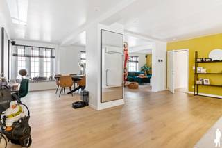 <strong>Luxe duplex appartement met veel lichtinval in het centrum van Schilde</strong><br /><br /><strong>Instapklaar</strong> duplex appartement met een <strong>ruime indeling, veel lichtinval en een uitstekende ligging</strong> in het <strong>hart van Schilde</strong>.<br />Via de <strong>privatieve inkom</strong> op het gelijkvloers leidt de trap naar deze verzorgde duplex, waar ruime leefruimtes, hedendaags comfort en een praktische indeling centraal staan. Dankzij de grote raampartijen geniet het appartement de hele dag door van een aangename lichtinval.<br /><br />De eerste verdieping:<br />een <strong>privatieve inkomhal</strong> met ingemaakte vestiairekast,<br />een bijzonder <strong>lichtrijke leefruimte op parket</strong>,<br />een <strong>volledig geïnstalleerde open keuken</strong> met <strong>geïntegreerde wijnkast</strong>,<br />een <strong>bureau of extra slaapkamer met rechtstreekse toegang tot het terras</strong>,<br />een praktische<strong> berging/technische ruimte</strong>,<br />een gastentoilet,<br /><strong>airconditioning over de volledige verdieping.</strong><br /><br />De tweede verdieping:<br />een <strong>nachthal,</strong><br />een <strong>ruime hoofdslaapkamer met ingemaakte kasten en airco</strong>,<br /><strong>twee bijkomende slaapkamers</strong> waarvan één <strong>met dressing en toegang tot wasplaats</strong> en één <strong>voorzien zijn van airconditioning</strong>,<br />een <strong>ruime badkamer</strong> uitgerust met een <strong>ligbad, inloopdouche en dubbele lavabo</strong>,<br />een <strong>afzonderlijk toilet</strong>.<br /><br />Het terras:<br />een <strong>aangenaam terras </strong>bereikbaar vanuit de bureau-/slaapkamer, ideaal om in alle rust van het buitenleven te genieten.<br /><br />Algemeen:<br />zeer <strong>energiezuinig </strong>appartement (EPC < 100),<br /><strong>geen gemeenschappelijke lasten,</strong><br /><strong>airconditioning</strong> op de volledige eerste verdieping en in twee slaapkamers,<br /><strong>14 zonnepanelen,</strong><br /><strong>totaalrenovatie en uitbreiding uitgevoerd in 2013</strong>,<br /><strong>nieuwe ramen</strong> geplaatst tussen 2020 en 2022, met <strong>akoestische beglazing </strong>aan de voorzijde,<br /><strong>privatieve berging i</strong>n de tuin van het handelspand op het gelijkvloers,<br /><br />Een verrassend <strong>ruim en energiezuinig duplex appartement </strong>dat <strong>comfort, licht en een centrale ligging </strong>moeiteloos combineert. Ideaal voor wie op zoek is naar een <strong>instapklare woonst met alle voorzieningen op wandelafstand.</strong>