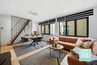 <p><span>Volledig gerenoveerde woning met inpandige garage met toplocatie in Mechelen</span></p><p><span>Ben u op zoek naar een instapklare woning in het centrum van Mechelen? Dan is deze parel zeker wat u zoekt!</span></p><p><span>Deze woning is recentelijk volledig gerenoveerd en is gelegen pal in het centrum van Mechelen.</span></p><p><span>U komt binnen in de inkomhal met apart gastentoilet, van hieruit bereikt u de woonkamer die, omwille van de grote raampartijen, geniet van zeer veel lichtinval. De keuken is volledig uitgerust, zodat u een heerlijke maaltijd kan bereiden!</span></p><p><span>Met deze woning beschikt u over 2 ruime slaapkamers, een badkamer (met inloopdouche, lavabomeubel en toilet) en nog een in te richten kamer (kan dienst doen als slaapkamer, hobbyruimte, vrij beroep,...). U beschikt ook over een gezellig stadstuintje, zodat u rustige buiten kan genieten na een lange (werk)dag.</span></p><p><span>Het grote pluspunt van deze woning is dat u beschikt over een zeer ruime garage, zodat u zeker nooit parkeerproblemen zal ondervinden.</span></p><p><span>Deze prachtige woning is gelegen op wandelafstand van werkelijk alles (scholen, winkels, openbaar vervoer,...) en u beschikt over een vlotte verbinding naar Antwerpen, Brussel en Leuven.</span></p><p><span>Interesse? Aarzel niet te lang om ons te contacteren voor meer informatie of een bezoek! (info@demakelaardij.be of 015/20.20.82)</span></p>
