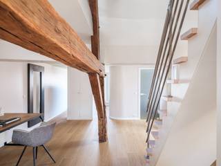 Stijlvol en lichtrijk appartement met uitzonderlijk terras in het historisch centrum van Gent.<br /><br />Gelegen in het hart van het historische centrum van Gent bevindt zich dit instapklare appartement met een bewoonbare oppervlakte van 134 m² en een royaal terras van 35 m². Een eigendom die zich onderscheidt door haar volumes, esthetiek en unieke buitenbeleving.<br /><br />Dankzij de grote raampartijen en de doordachte indeling geniet het appartement van een aangename lichtinval en een sterk ruimtelijk gevoel doorheen de leefruimtes. De stijlvolle afwerking en warme materialiteit zorgen voor een tijdloze en uitnodigende woonbeleving.<br /><br />Het appartement beschikt over twee volwaardige slaapkamers en een derde kamer die vandaag dienstdoet als bureau. Hedendaags wooncomfort wordt gegarandeerd dankzij onder meer airconditioning en een gunstige EPC-score B.<br /><br />De absolute troef van deze eigendom is ongetwijfeld het royale terras van 35 m², dat geniet van bijzondere zichten over de historische binnenstad en een zeldzame buitenruimte vormt op deze toplocatie.<br /><br />Een uitzonderlijke opportuniteit voor wie op zoek is naar ruimte, esthetiek en een unieke woonbeleving midden in het bruisende Gentse stadscentrum.