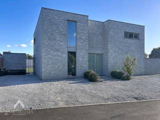 <p>Instapklare vrijstaande woning op 917m² bestaande uit een inkomhal met gastentoilet en berging, lichtrijke leefruimte met eet-en zithoek + houtkachel, ruime en volledig uitgeruste keuken met eetplaats, bureel/polyvalente ruimte, was/bergplaats met douche en een private tuin met zwembad en afgewerkte poolhouse met keuken en extra tuinberging. Op het verdiep zijn 4 volwaardige slaapkamers, nachthal en een ingerichte badkamer (ligbad, toilet en dubbele wastafel).</p>
<p></p>
<p>Extra troeven:</p>
<ul>
<li>Energiezuinig</li>
<li>Voorzien van zonnepanelen</li>
<li>Regenwaterput van 15.000L</li>
<li>Onderhoudsvriendelijke zuid gerichte tuin met grote terrassen + zwembad met poolhouse</li>
<li>Private oprit voor meerdere wagens</li>
<li>Vlotte verbinding naar scholen, winkels, openbaar vervoer en in-en uitvalswegen</li>
<li>instapklaar</li>
</ul>
<p></p>
<p>Deze villa is te koop ZONDER makelaar via het concept van Smart Houses! Verdere inlichtingen of bezoek? Contacteer rechtstreeks de eigenaar via +32491071237</p>