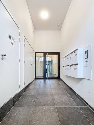 HOOGWAARDIG AFGEWERKT APPARTEMENT MIDDEN IN HET STADSCENTRUM VAN IEPER HET APPARTEMENT BEVINDT ZICH OP DE TWEEDE VERDIEPING EN IS INGEDEELD ALS...