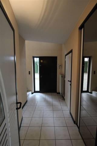 <p><span>Te huur: Gezinswoning met 3 slaapkamers en garage in Maasmechelen</span></p><p><span>Deze ruime woning is rustig gelegen in Maasmechelen en biedt alle comfort voor een gezin.</span></p><p><span>Via de inkomhal met trap bereikt u de gezellige woonkamer, die voorzien is van een sfeervolle houtkachel. Aansluitend bevinden zich de eetkamer en de keuken. De keuken is uitgerust met een kookplaat en dampkap en staat in open verbinding met de eetruimte.</span></p><p><span>Op het gelijkvloers vindt u verder een apart toilet en een praktische berging met aansluitingen voor een wasmachine en de cv-installatie.</span></p><p><span>De eerste verdieping beschikt over drie mooie slaapkamers en een badkamer uitgerust met een lavabo, toilet, ligbad en afzonderlijke douchecabine.</span></p><p><span>Uw wagen kunt u veilig parkeren in de garage.</span></p><p><span>Troeven van deze woning:</span></p><ul><li><span>3 volwaardige slaapkamers</span></li><li><span>Gezellige woonkamer met houtkachel</span></li><li><span>Eetkamer aansluitend aan de keuken</span></li><li><span>Badkamer met ligbad én douche</span></li><li><span>Apart gastentoilet</span></li><li><span>Praktische berging</span></li><li><span>Garage</span></li><li><span>Rustige ligging in Maasmechelen</span></li></ul><p><span>Huurprijs:</span><span> 1.200 per maand<br /></span><span>EPC:</span><span> 278 kWh/m² jaar<br /></span><span>Verwarming:</span><span> stookolie (mazout)</span></p><p><span>Voor meer informatie of een bezichtiging dien u aanvraag in via onze website! </span></p>
