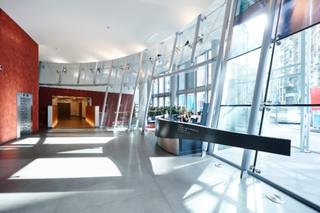 Het voormalige Lotto gebouw liet plaats voor het 50 meter hoge "Central Plaza" gebouw waarvan de architectuur werd toevertrouwd aan de Art & Build ingenieursbureau. Het gebouw werd gebouw in 2006, heeft 15 verdiepingen. De kantoren zijn georganiseerd rond een centrale kern met veel natuurlijk lichtinval. De gelijkvloers bestaat uit meerdere multifunctionele ruimtes waaronder de receptie. Het gebouw is gesitueerd naast het Centraal Station, halverwege tussen "uptown" en "downtown" Brussel. Op wandelafstand van de grote markt en Warande park, dichtbij horeca en winkels.