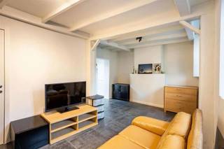 <p>TE KOOP IN GERAARDBERGEN<br /><br />In het centrum van Geraardsbergen bevindt zich deze volledig gerenoveerde en instapklare woning. Dankzij de centrale ligging geniet u van alle voorzieningen op wandelafstand én voldoende gratis parkeergelegenheid voor de deur.</p>
<p>Indeling: Gezellige leefruimte, kleine berging met aansluiting voor wasmachine, volledig uitgeruste keuken met o.a. keramische kookplaat, oven, dampkap, koelkast en diepvries, badkamer met toilet, lavabo en douche, koertje, 2 slaapkamers</p>
<p>De woning is voorzien van centrale verwarming op aardgas, dubbele beglazing, een geïsoleerd dak en een conforme elektrische installatie (gekeurd tot 2044).</p>
<p>Deze eigendom is ideaal voor een alleenstaande of een jong koppel, maar vormt eveneens een uitstekende opportuniteit als opbrengsteigendom. De woning is momenteel verhuurd, wat het extra interessant maakt voor investeerders.</p>
<p>Interesse?<br />Bel voor meer informatie naar Jordi 0477/32.61.53.</p>