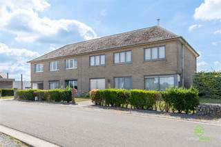 Op een rustige locatie tussen Herk-de-Stad en Sint-Truiden vinden we in Schakkebroek deze ruime gezinswoning op een perceel van 6a 68ca.Een kleuter-...