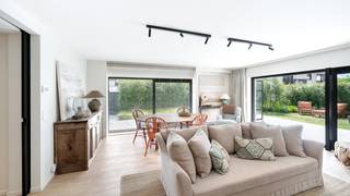Op een gegeerde locatie te Knokke, op wandelafstand van het strand en het centrum, bevindt zich dit bijzonder hoekappartement met privatieve tuin...