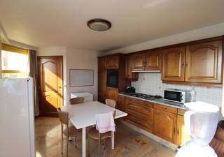 Op de verbindingsweg Brugge - Kortrijk te Pittem bevindt zich dit ruim appartement die opvalt door zijn prachtig zicht.Het appartement beschikt over...